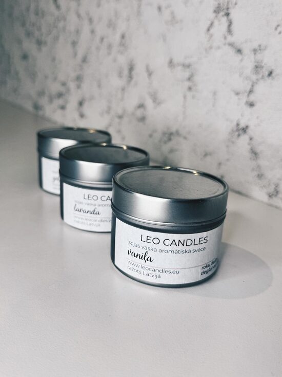 Sojas vaska svece sudraba bundžiņā